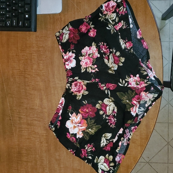 Rose Ruffle Shorts - Picture 7 of 7